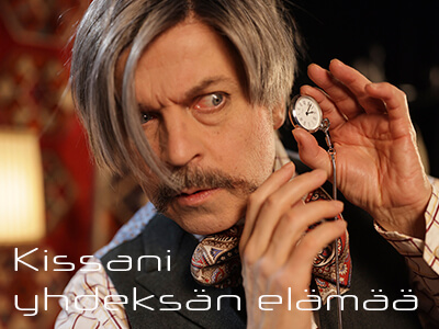 Viiksekäs pitää taskukelloa korvansa vieressä.